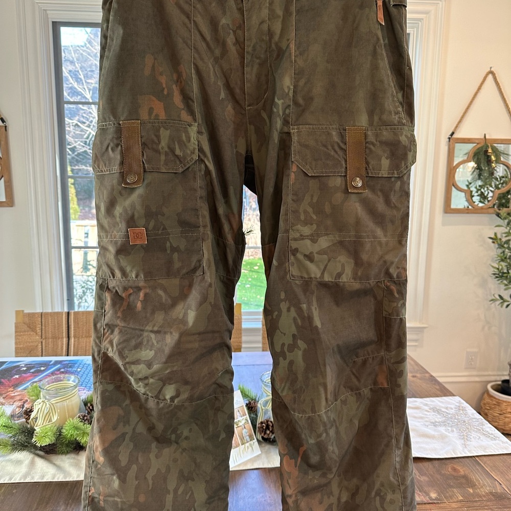 Men’s DC Camo Snowboarding Pants Large